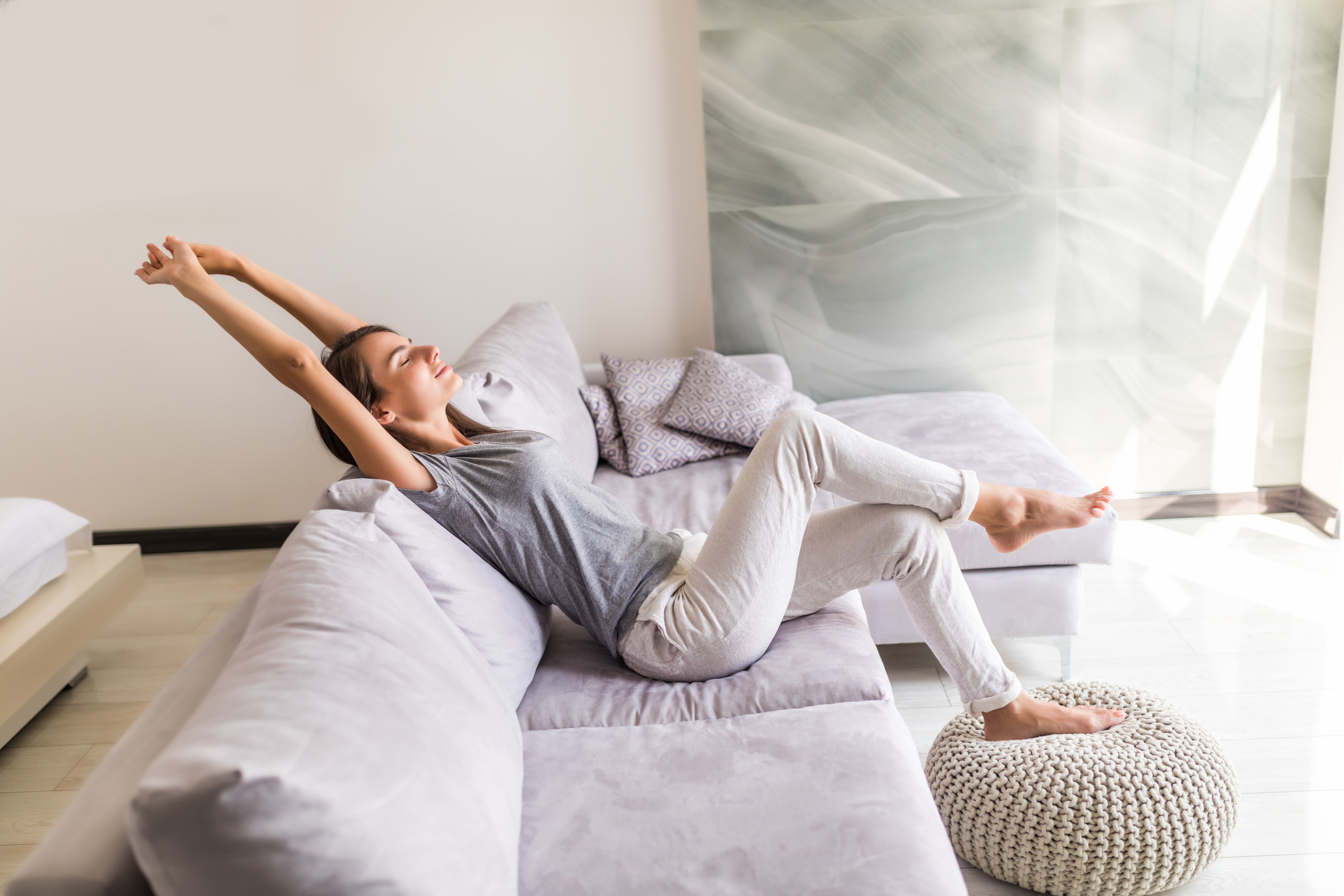 Femme appréciant un air sain et ventilé